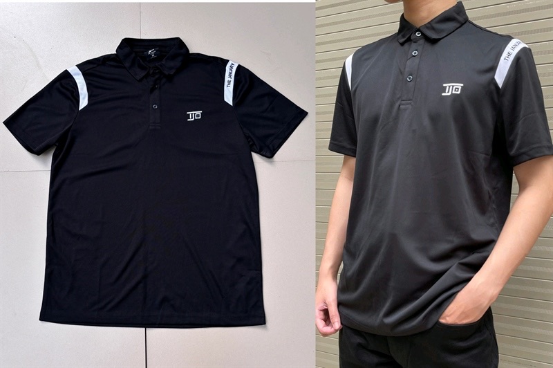 Áo polo cộc tay màu đen phối sọc trắng ở vai, ảnh ghép trải phẳng và người mặc, logo in ở ngực