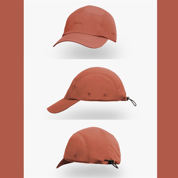 Mũ lưỡi trai 5 panel màu cam đất, ba góc chụp với logo thêu nhỏ phía trước và dây rút phía sau, nền trắng