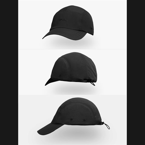 Mũ lưỡi trai 5 panel màu đen, ba góc chụp: chéo trước, sau có dây rút điều chỉnh và cạnh bên, nền trắng
