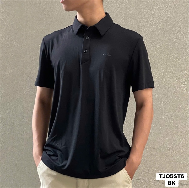 Áo polo đen ngắn tay mặc trên người mẫu, góc hơi nghiêng, thấy rõ cổ bẻ, hàng khuy và logo nhỏ bên ngực trái