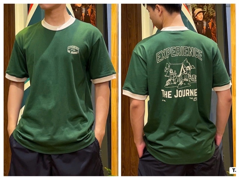 Áo thun ringer xanh lá đậm viền cổ và tay màu kem, người mặc thật, ghép mặt trước in nhỏ ở ngực và mặt sau in hình cắm trại