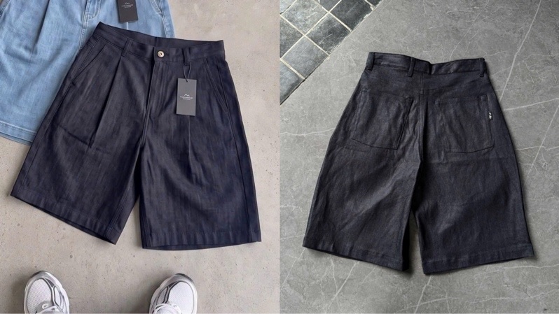 Ảnh ghép quần short denim xanh đậm một ly: mặt trước có tag treo trải trên sàn, mặt sau hai túi sau trên nền đá
