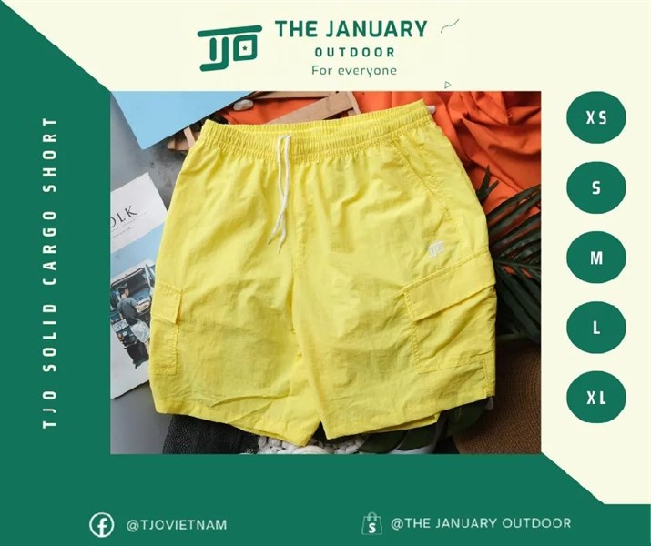 Quần short túi hộp màu vàng trải phẳng, dây rút trắng, trong khung quảng cáo có chữ và ô chọn size
